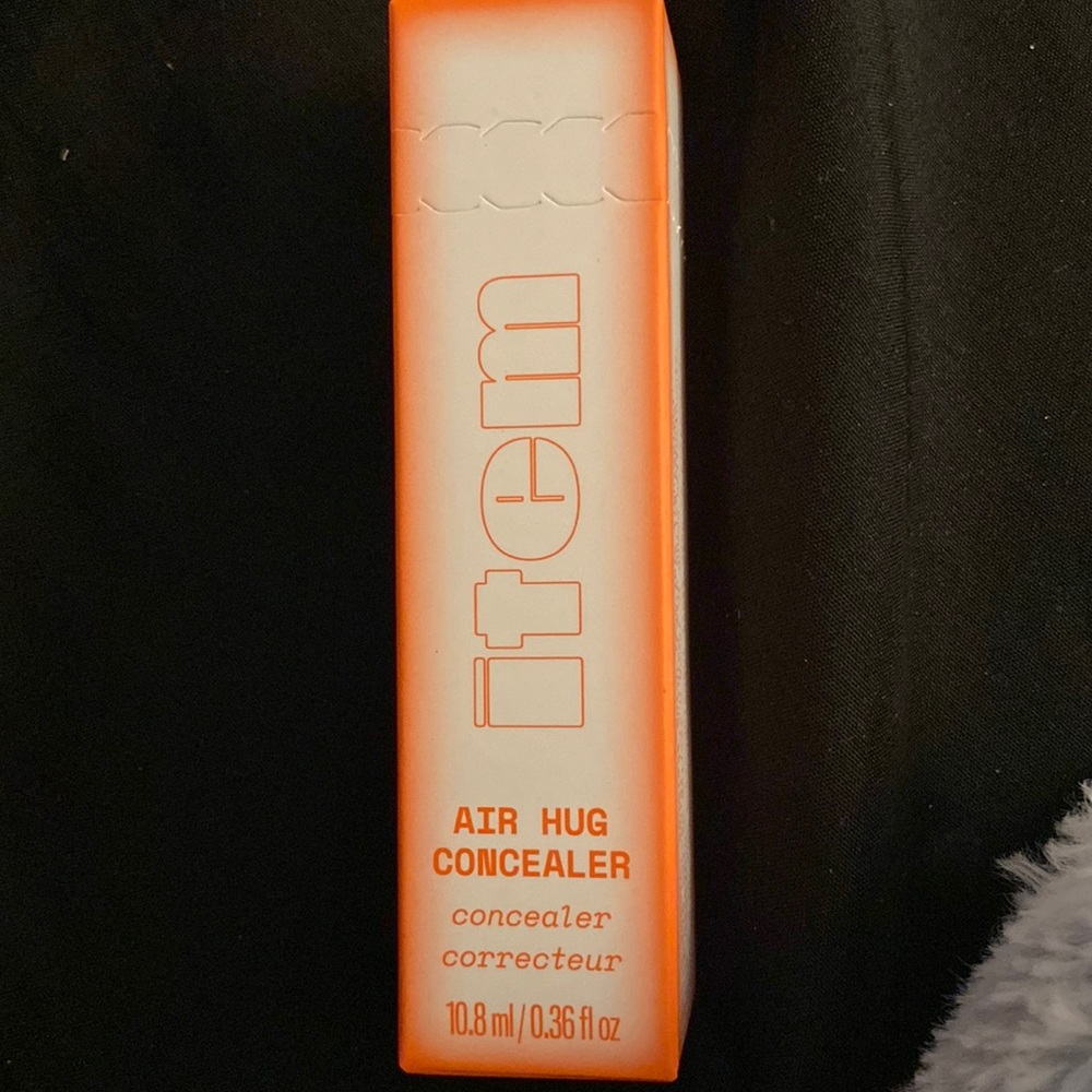 AIR HUG CONCEALER in shade 400